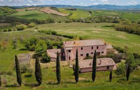 Отреставрированная вилла с оливковой рощей и озером в Сан-Квирико-д’Орча, Тоскана, Италия за 895 000 €
