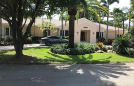 Уютный коттедж с задним двором, зоной отдыха и гаражом, Майами, США за $1 100 000