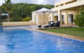 Аренда дизайнерской виллы с террасой и бассейном в городе Сан-Рафаэль, на Ибице за 17 400 € в неделю
