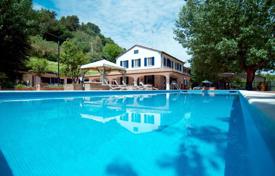Вилла с гостевым домом, бассейном и теннисным кортом на берегу моря, Пезаро, Италия за $17 200 в неделю