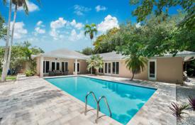 Уютная вилла с задним двором, бассейном, зоной отдыха и гаражом, Майами, США за $1 299 000