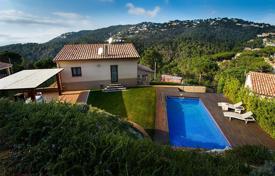 Меблированная вилла с садом и бассейном рядом с пляжем, в одном из лучших и самых спокойных районов Льорет‑де-Мар, Испания за 786 000 €