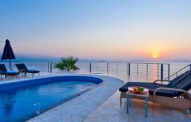 Вилла у моря собственным бассейном, теннисным кортом на общей территории и потрясающими видами на закат, Терсанас, Крит, Греция за 680 000 €