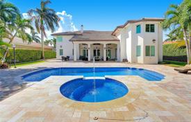 Просторная вилла с задним двором, бассейном, зоной отдыха, террасой и гаражом, Майами, США за $1 500 000