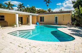 Уютная вилла с задним двором, бассейном, зоной отдыха, садом и парковкой, Майами, США за $990 000
