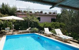 Трехэтажная вилла на холме с панорамным видом, бассейном и садом, Масса-Лубренсе, Италия за 7 300 € в неделю