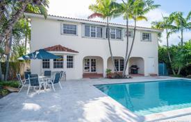 Классическая вилла с бассейном, доком и видом на залив, Майами-Бич, США за $1 690 000