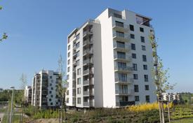 Просторная солнечная квартира площадью 96 м² с балконом 11 м² на 3-м этаже нового дома в новом проекте в Праге 3 за 579 000 €