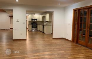 5-комнатный дом 381 м² в Вест-Энде за $975 000