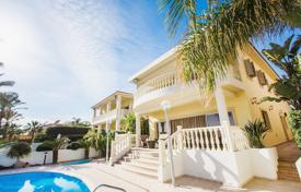 Двухэтажная вилла с бассейном, прямым выходом на пляж и видом на море, Ларнака, Кипр за 4 200 € в неделю