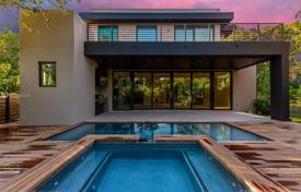 Роскошная вилла с задним двором, бассейном, спа, террасой и двумя гаражами, Майами, США за 2 656 000 €