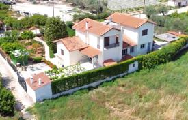 Трёхэтажная вилла с пышным садом, паркингом и видом на море на Пелопоннесе, Греция за 320 000 €