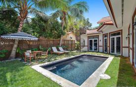 Просторная вилла с садом, задним двором, бассейном, зоной отдыха, террасами и парковкой, Майами, США за $1 390 000