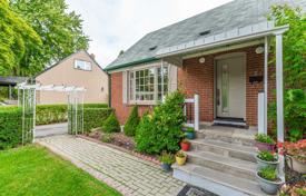 Дом в городе в Этобико, Торонто, Онтарио,  Канада за C$985 000