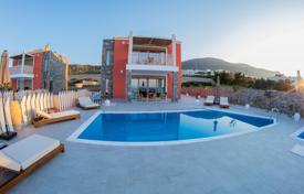 Двухэтажная вилла с двумя бассейнами и террасами рядом с морем, Херсониссос, Крит, Греция за 3 500 € в неделю