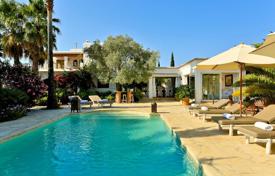 Просторная вилла с удобной планировкой, на участке с ухоженным садом, бассейном и прудом, недалеко от пляжа, Кала Льенья, Ибица, Испания за 9 000 € в неделю