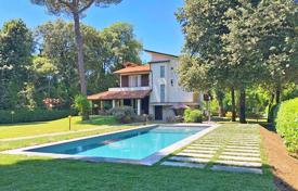 Уютная вилла с большим садом и бассейном в 200 метрах от пляжа, Марина-ди-Пьетрасанта, Италия за 3 300 € в неделю
