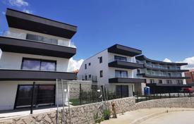 Трехкомнатная квартира с садом и парковкой в современном здании, в 750 метрах от моря, Крк, Хорватия за 230 000 €