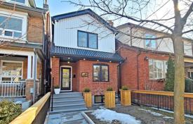 Дом в городе в Йорке, Торонто, Онтарио,  Канада за C$1 863 000