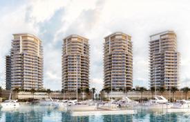 Новый жилой комплекс с прямым выходом к морю, бассейнами и полем для гольфа, Рас-эль-Хайма, ОАЭ за От $332 000