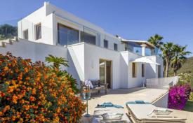 Красивая меблированная вилла с открытыми террасами, собственным садом, бассейном и панорамными видами на море и окрестности, Ибица, Испания за 7 700 € в неделю