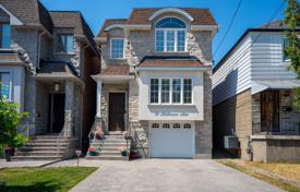 Дом в городе в Восточном Йорке, Торонто, Онтарио,  Канада за C$1 792 000