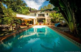 Уютная вилла с патио, бассейном, гаражом и террасой, Майами, США за 1 749 000 €