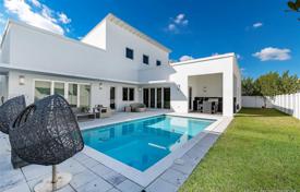 Современная вилла с бассейном, гаражом и террасой, Майами, США за $1 925 000