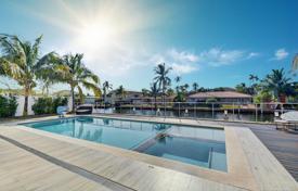 Шикарная вилла с задним двором, бассейном и зоной отдыха, террасой и гаражом, Север Майами, США за $4 290 000