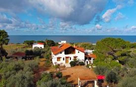 Двухэтажная вилла с гостевым домом и большим участком недалеко от моря на Пелопоннесе, Греция за 260 000 €