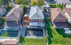 Дом в городе в Скарборо, Торонто, Онтарио,  Канада за C$1 182 000