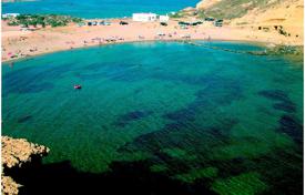 Квартира с частным солярием и видом на море, менее чем в 400 м от пляжа в Агиласе за 235 000 €