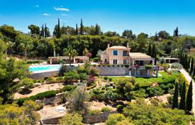 Трёхуровневая меблированная вилла с бассейном и гостевым домом в пешей доступности от пляжа на Пелопоннесе, Греция за 2 400 000 €