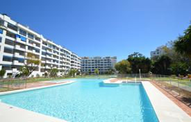 Комфортабельные апартаменты с гаражом, террасой и видом на море в комплексе с садами, бассейнами и теннисным кортом, Пуэрто-Банус, Испания за 410 000 €