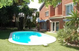 Элитная трехэтажная вилла с ухоженным садом, бассейном и гаражом в 400 метрах от пляжа, в престижном районе, Кастельдефельс, Испания за 7 500 € в неделю