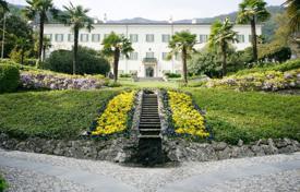 Поместье XVIII века с прямым выходом к озеру и роскошным садом, Комо, Ломбардия, Италия за 45 000 € в неделю