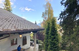 Комфортабельное шале с террасой, видом на горы и просторным участком в элитной резиденции, Кран-Монтана, Швейцария за 15 900 000 €