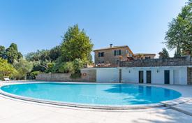 Классическая вилла с бассейном, гостевым домом, оливковой рощей и огромным участком в Пезаро, Марке, Италия. Цена по запросу