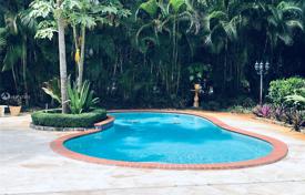 Просторная вилла с садом, задним двором, бассейном, зоной отдыха и гаражом, Корал Гейблс, США за $1 425 000