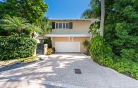 Просторный коттедж с задним двором, зоной отдыха и гаражом, Майами, США за $1 450 000