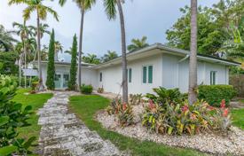Отремонтированный коттедж с участком, джакузи и террасой, Майами-Бич, США за $1 990 000