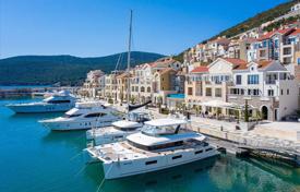 Новая резиденция с панорамным видом на море в большом элитном кластере на берегу моря с пляжами и 5-звездочным отелем, Тиват, Черногория за От 567 000 €