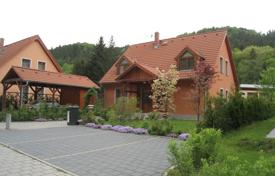 Современный дом с террасой, в жилом комплексе с парком, бассейном и парковкой, Карловы Вары, Чехия за 276 000 €
