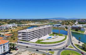 Четырехкомнатная новая квартира в комплексе рядом с пляжем, Лагуш, Фару, Португалия за 595 000 €