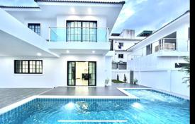 Вилла с 4 спальнями и бассейном. Soi Pornprapanimit 16 (Soi Siam Country Club) за 190 000 €