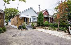 Дом в городе в Йорке, Торонто, Онтарио,  Канада за C$1 136 000