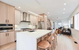 Дом в городе в Восточном Йорке, Торонто, Онтарио,  Канада за C$2 144 000