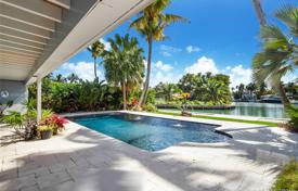 Комфортабельная вилла с участком, бассейном, террасой и видом на залив, Ки-Бискейн, США за $4 950 000