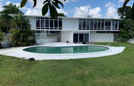 Просторная вилла с задним двором, бассейном, зоной отдыха и террасой, Майами, США за $1 600 000