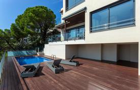 Двухэтажная вилла с бассейном в элитной резиденции с портом и теннисными кортами, в 300 метрах от пляжа, Льорет‑де-Мар, Испания за 7 000 € в неделю